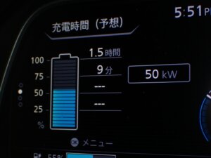 電気自動車（EV）の充電時間はどれくらい？充電時間を短くするコツや走行距離の目安を解説
